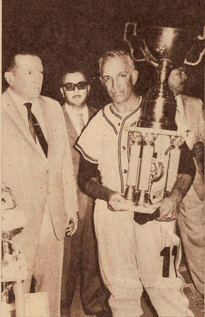 ARTEAGA-CON-TROFEO.jpg